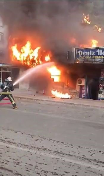 Antalya’da Çıkan Yangında İki İş Yeri Küle Döndü