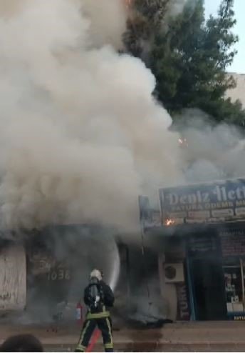 Antalya’da Çıkan Yangında İki İş Yeri Küle Döndü