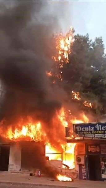 Antalya’da Çıkan Yangında İki İş Yeri Küle Döndü