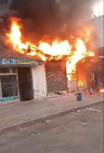 Antalya’da Çıkan Yangında İki İş Yeri Küle Döndü