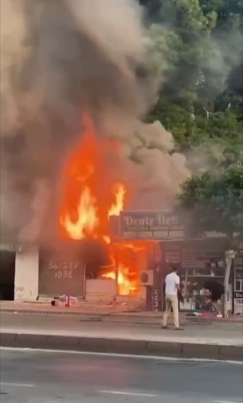 Antalya’da Çıkan Yangında İki İş Yeri Küle Döndü