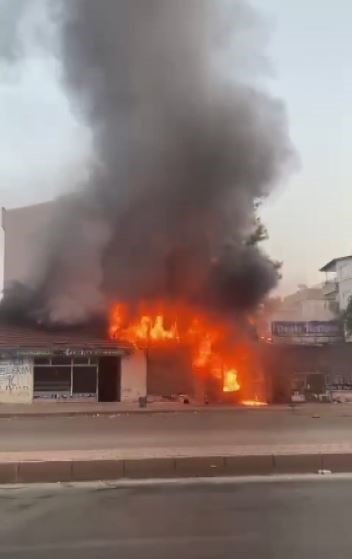 Antalya’da Çıkan Yangında İki İş Yeri Küle Döndü