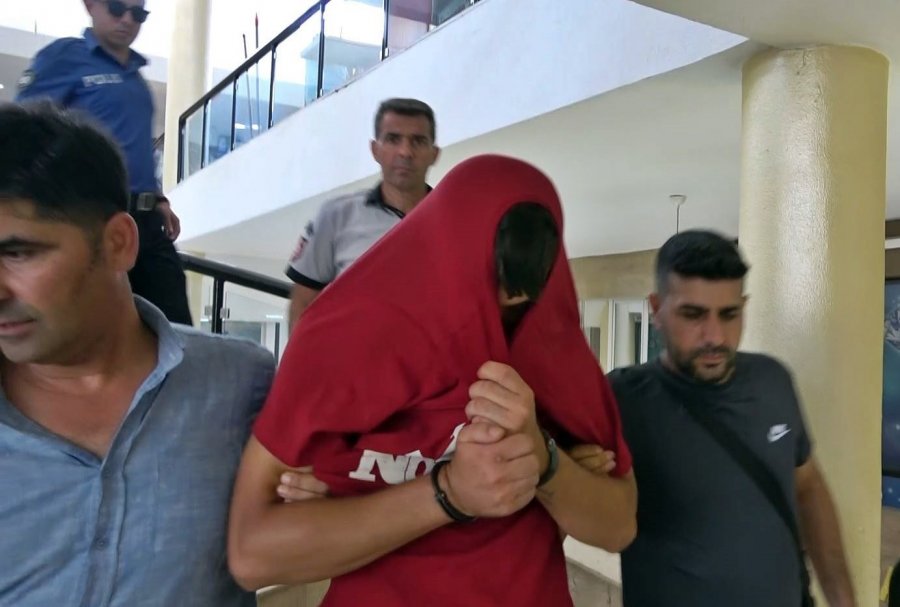 Antalya’da Fıkra Gibi Olay: Kuyumcular Çarşısı’nda Gümüşçüyü Soydu, Komşu Gümüşçülere Satarken Yakalandı