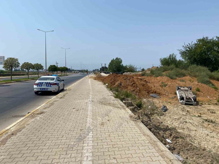 Antalya’da Yoldan Çıkan Otomobil Takla Attı: 2 Yaralı