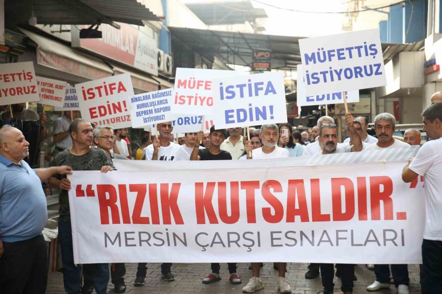 Mersin’de Çarşı Esnafı Dükkanlarının Yıkılmaması İçin Yolu Trafiğe Kapattı