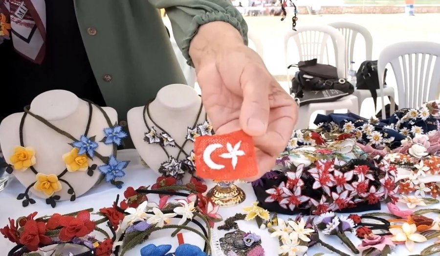 Tek Eliyle İğne Oyası Yaparak Geçimini Sağlıyor