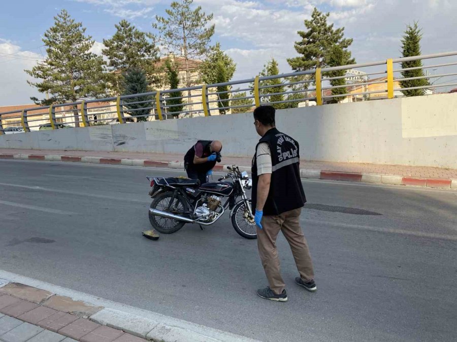 Motosiklet Alt Geçit Çıkışında Aydınlatma Direğine Çarptı: 1 Ölü, 1 Yaralı