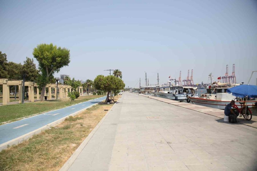 Sıcak Hava İnsanları Evlere Hapsetti