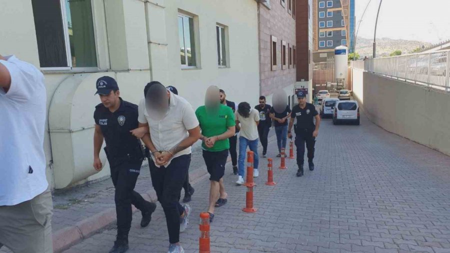 Polisten Kaçarken Kaza Yapan Uyuşturucu Tacirleri Adliyeye Sevk Edildi