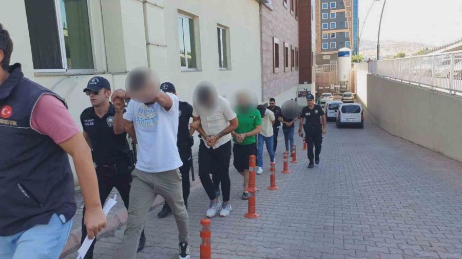 Polisten Kaçarken Kaza Yapan Uyuşturucu Tacirleri Adliyeye Sevk Edildi