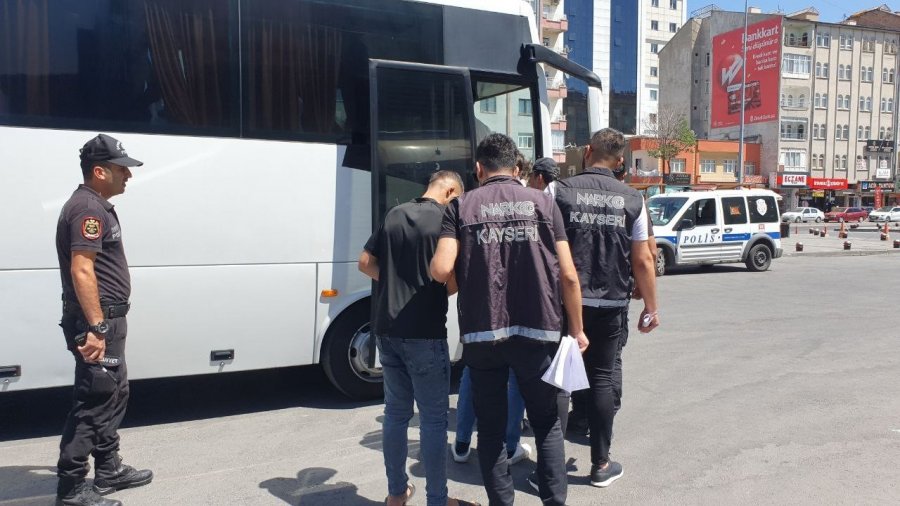 Polisten Kaçarken Kaza Yapan Uyuşturucu Tacirleri Adliyeye Sevk Edildi