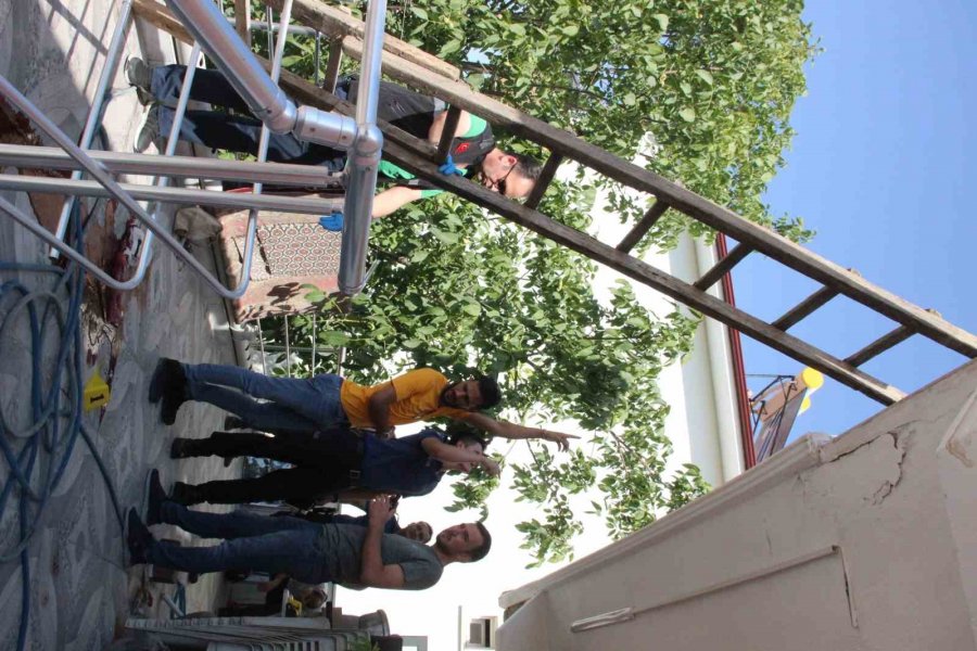 Tadilatını Yaptığı Çatıdan Balkona Düşen Usta Ağır Yaralandı
