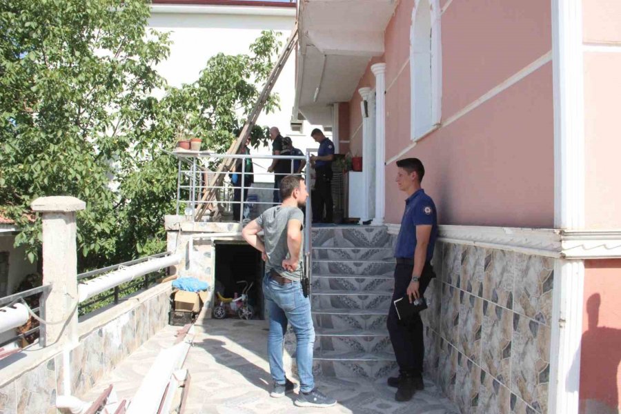 Tadilatını Yaptığı Çatıdan Balkona Düşen Usta Ağır Yaralandı