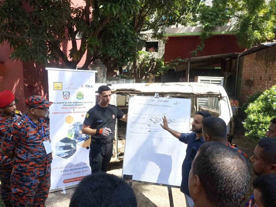 Konya Büyükşehir Tika İş Birliğiyle Bangladeş’te İtfaiyecilere Eğitim Verdi