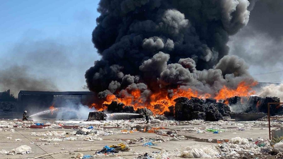 Geri Dönüşüm Tesisi Alev Alev Yanıyor