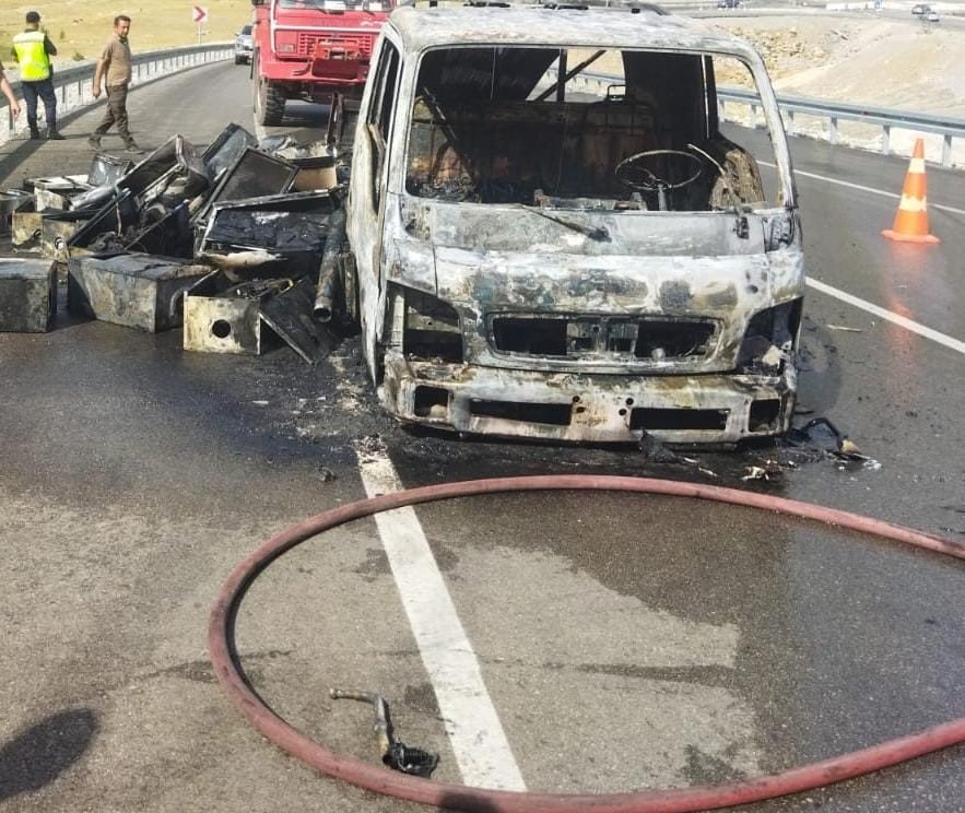 Doğal Gaz Kombi Yüklü Kamyon Küle Döndü