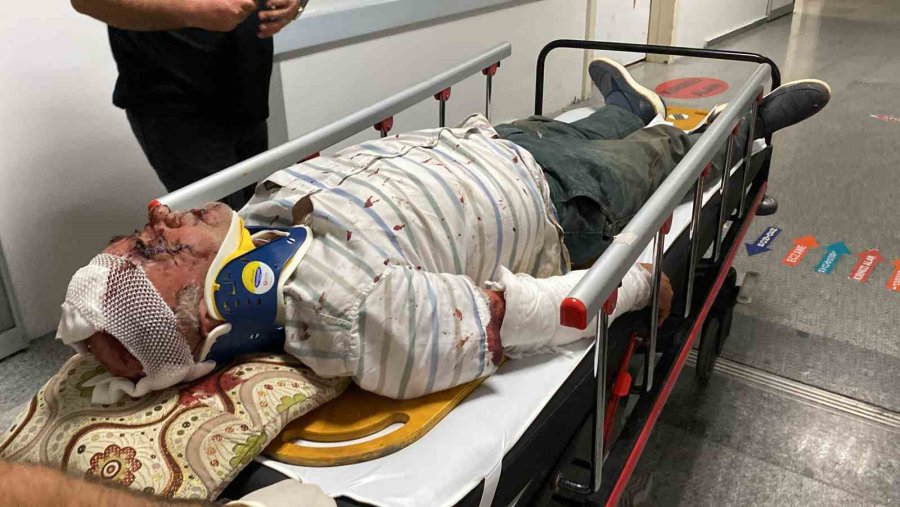 Tıra Arkadan Çarpan Otomobilin Tavanı Koptu: 1 Ağır Yaralı