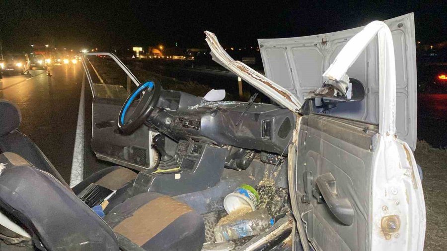 Tıra Arkadan Çarpan Otomobilin Tavanı Koptu: 1 Ağır Yaralı