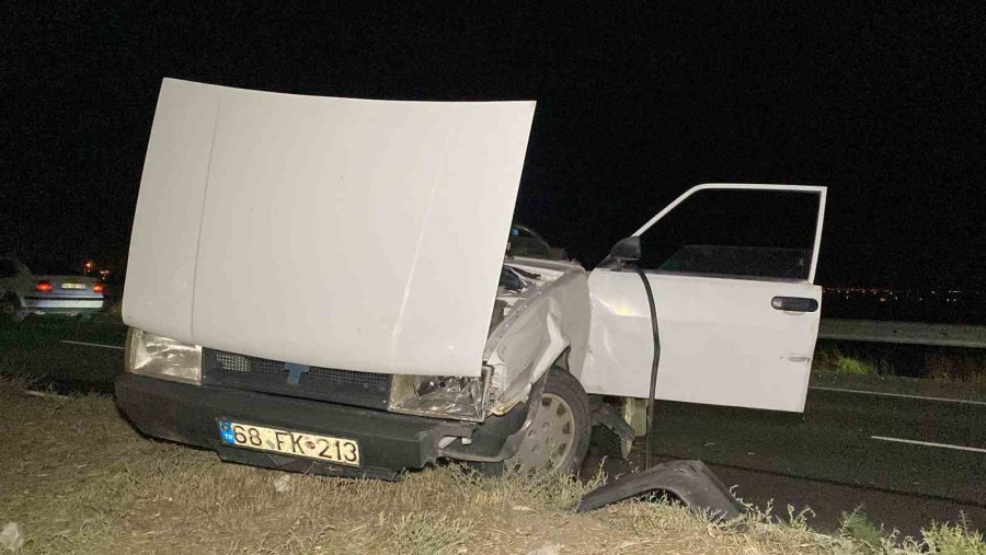 Tıra Arkadan Çarpan Otomobilin Tavanı Koptu: 1 Ağır Yaralı