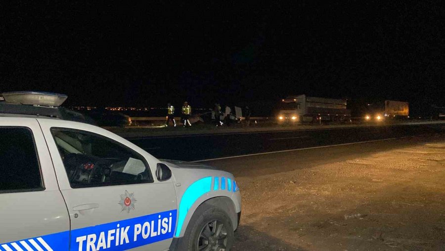 Tıra Arkadan Çarpan Otomobilin Tavanı Koptu: 1 Ağır Yaralı