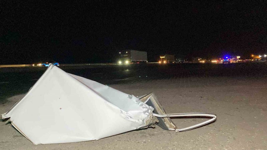 Tıra Arkadan Çarpan Otomobilin Tavanı Koptu: 1 Ağır Yaralı