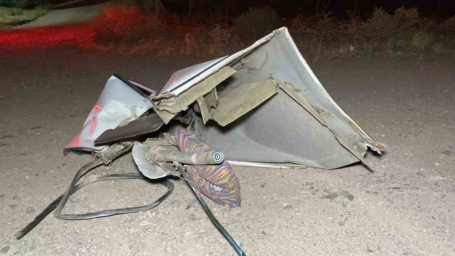 Tıra Arkadan Çarpan Otomobilin Tavanı Koptu: 1 Ağır Yaralı