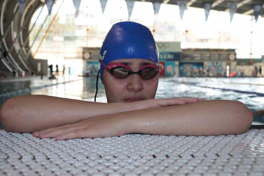 Hissederek Yüzmeyi Öğrenen Görme Engelli Cemre, Madalyalara Doymadı