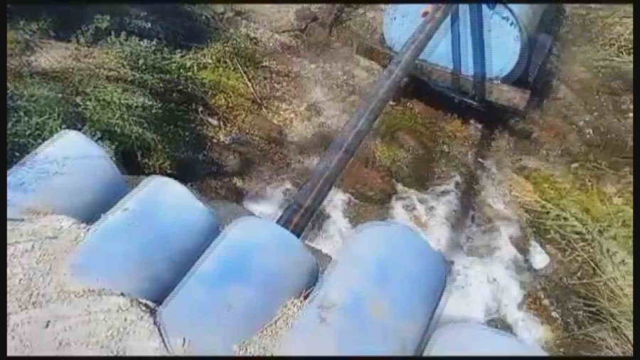 Mahalle Sakinlerinin ’su’ İsyanı: Traktörler İle Evlerine Su Çekiyorlar