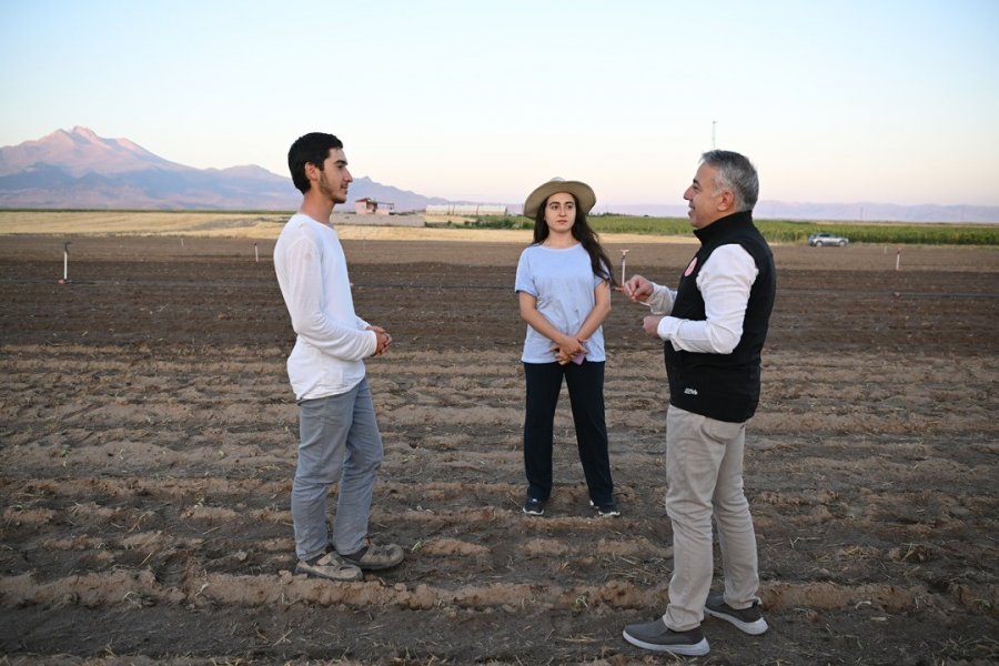 Genç Çiftçiler Erciyes’in Eteğinde Marul Üretiyor