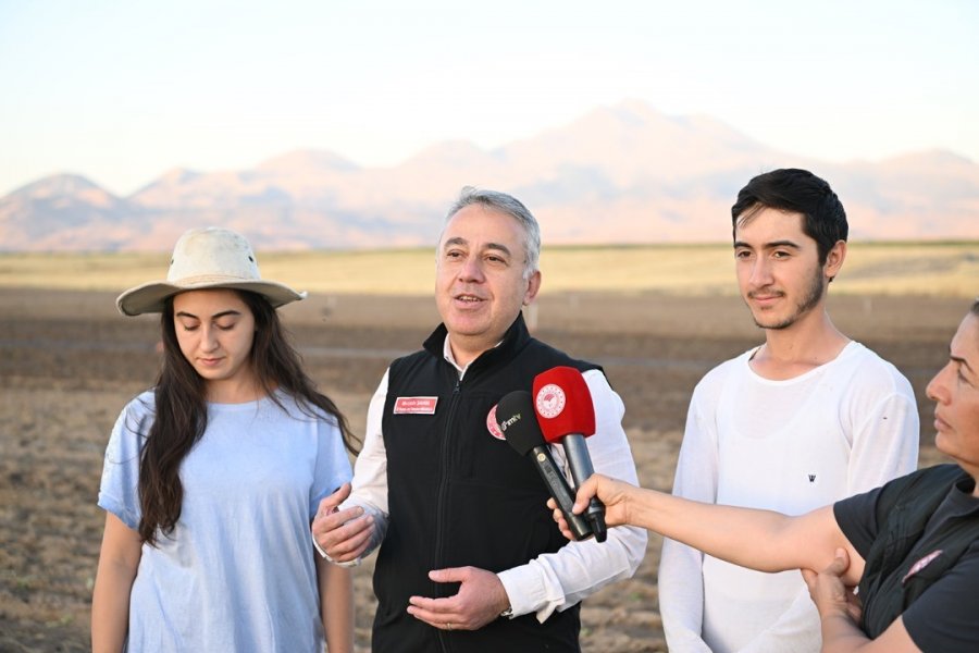 Genç Çiftçiler Erciyes’in Eteğinde Marul Üretiyor