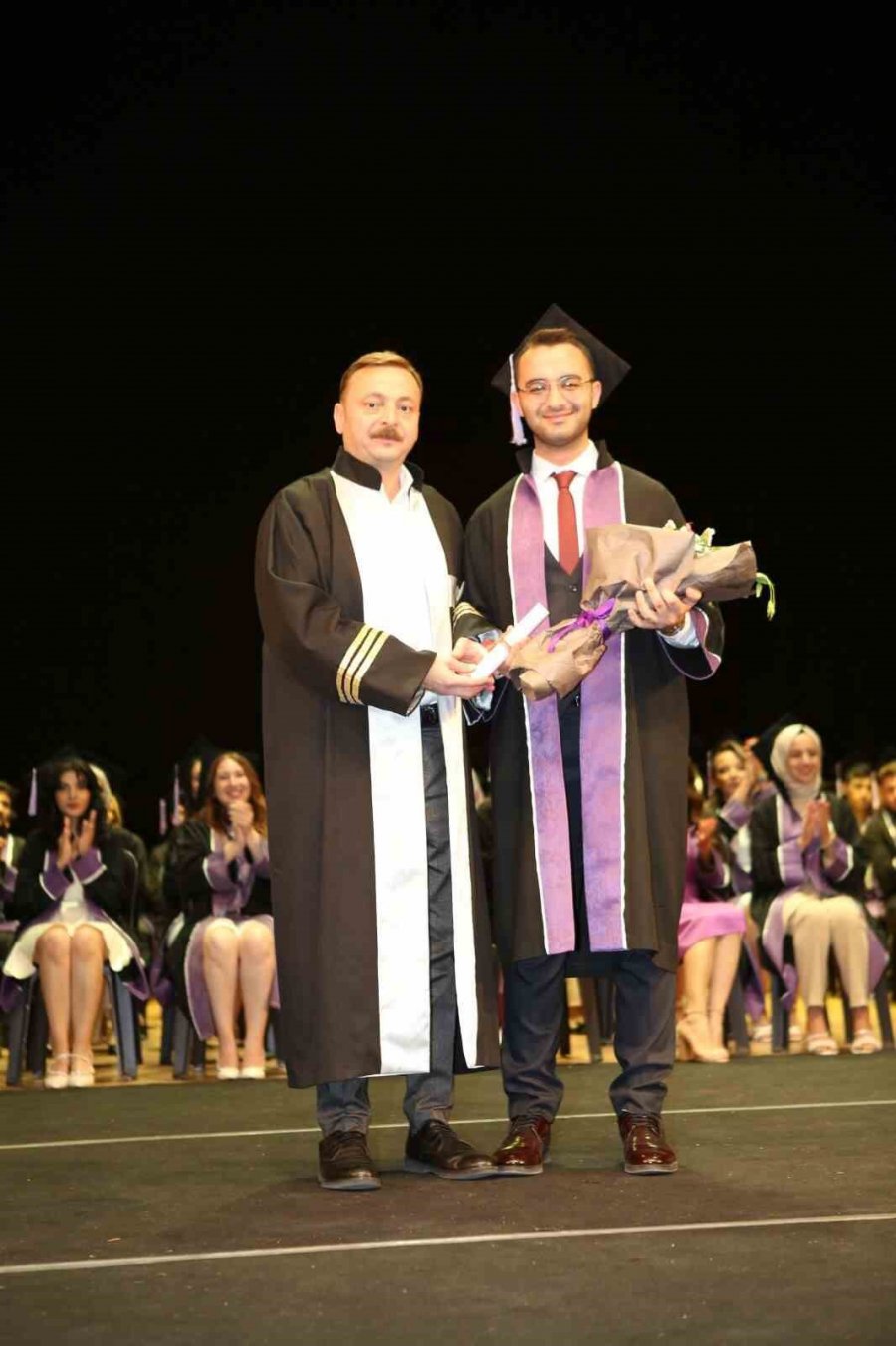 Erü Diş Hekimliği Fakültesi Yeni Mezunlarını Verdi