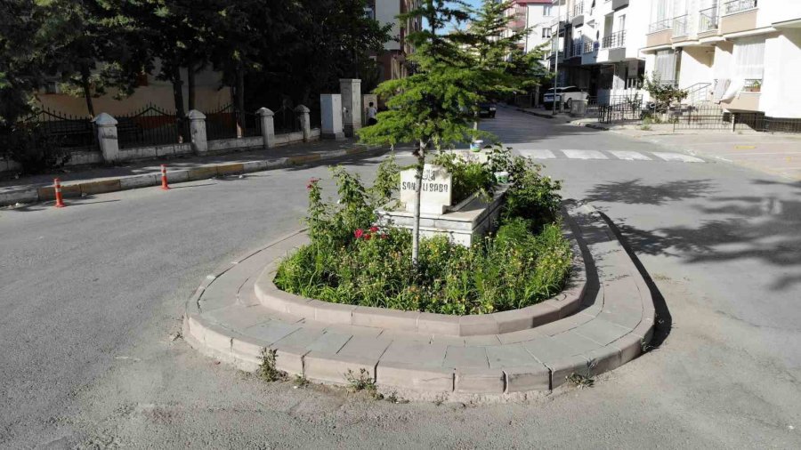 Beş Yolun Ortasındaki Mezar Birçok Rivayetle Anılıyor