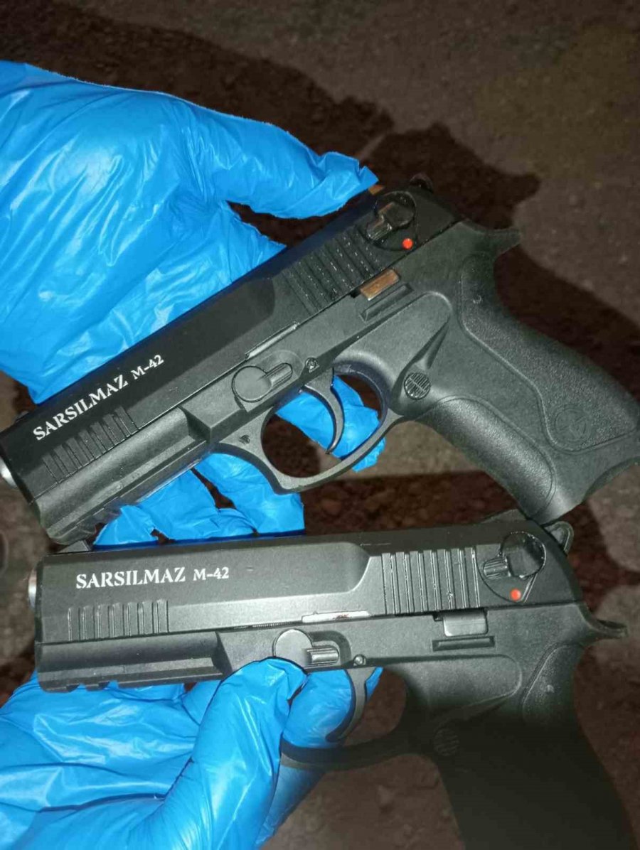 Kayseri’de Ruhsatsız Tabancaları Piyasaya Sürmek İsteyen Şahıs Jandarmadan Kaçamadı