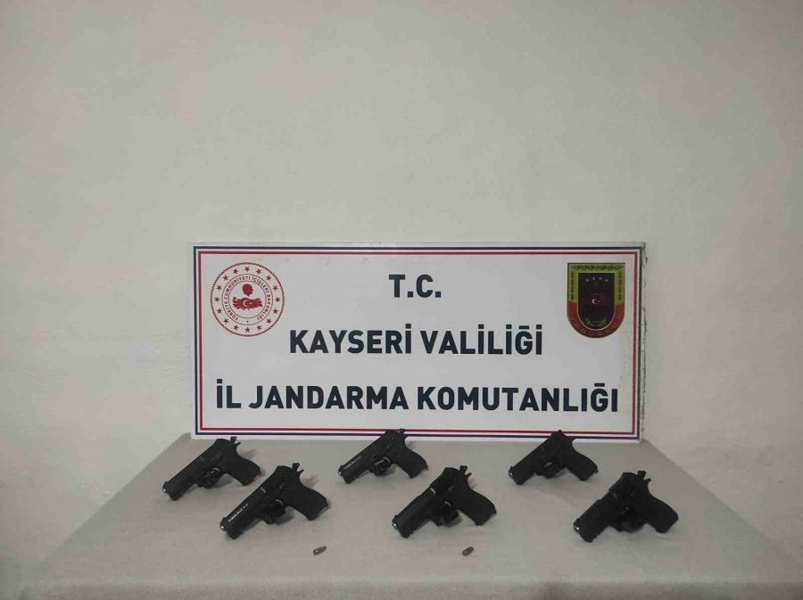 Kayseri’de Ruhsatsız Tabancaları Piyasaya Sürmek İsteyen Şahıs Jandarmadan Kaçamadı