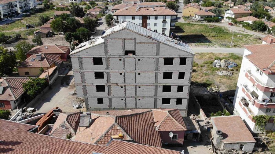 Aksaray’da 5 Katlı Binanın Çatısında Ölüme Meydan Okurcasına Çalıştılar