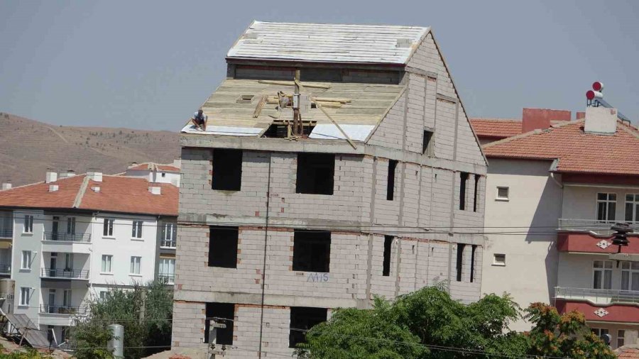 Aksaray’da 5 Katlı Binanın Çatısında Ölüme Meydan Okurcasına Çalıştılar