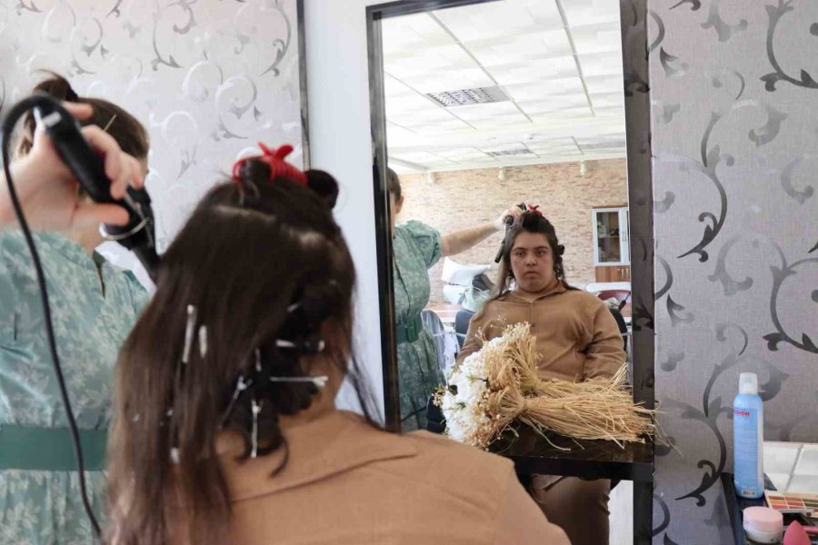 Down Sendromlu Büşra’nın Gelinlik Hayali Gerçek Oldu