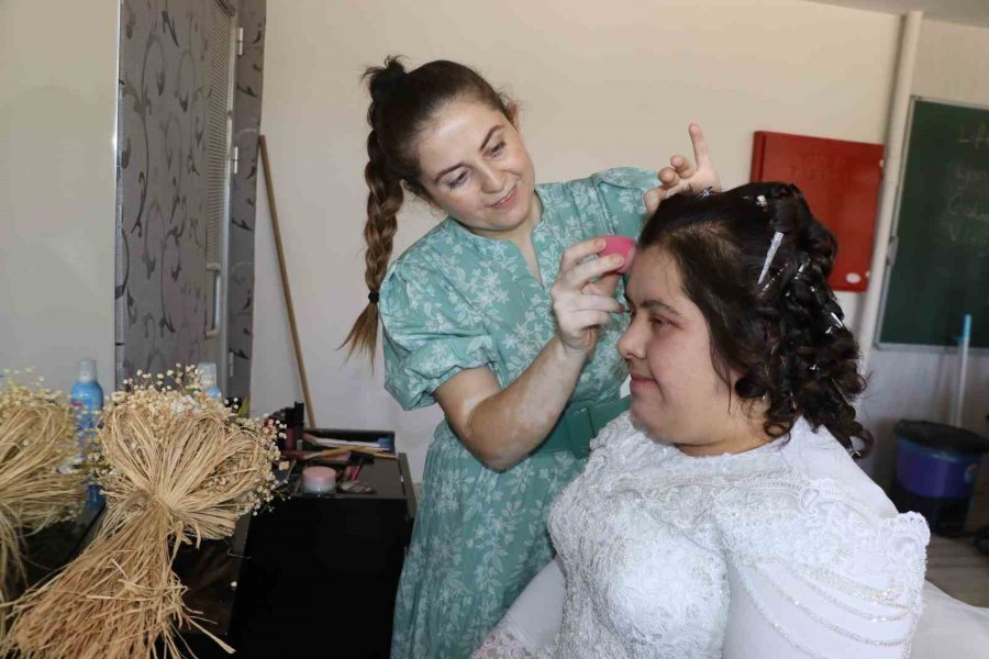 Down Sendromlu Büşra’nın Gelinlik Hayali Gerçek Oldu