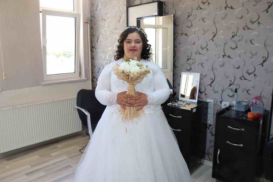 Down Sendromlu Büşra’nın Gelinlik Hayali Gerçek Oldu