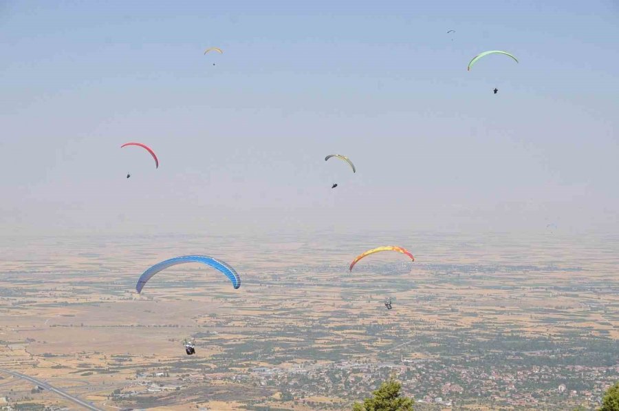 10. Akşehir Xc Open Türkiye Yamaç Paraşütü Yarışması Başladı
