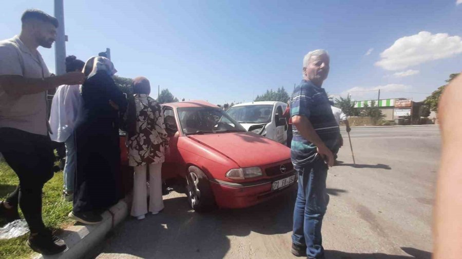 Konya’da Otomobille Hafif Ticari Araç Kavşakta Çarpıştı: 3 Yaralı