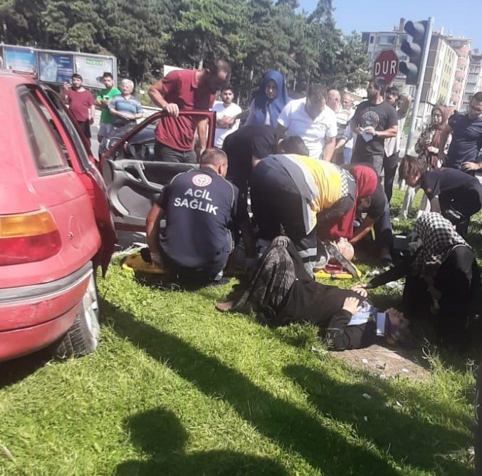 Konya’da Otomobille Hafif Ticari Araç Kavşakta Çarpıştı: 3 Yaralı