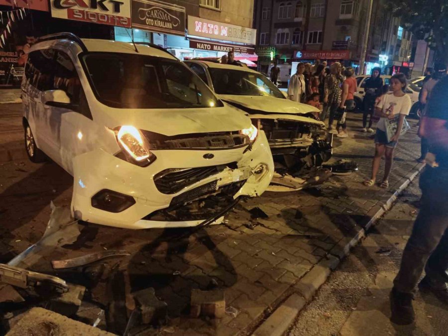 Kontrolden Çıkan Otomobil, Park Halindeki Otomobillere Çarpıp Yan Yattı