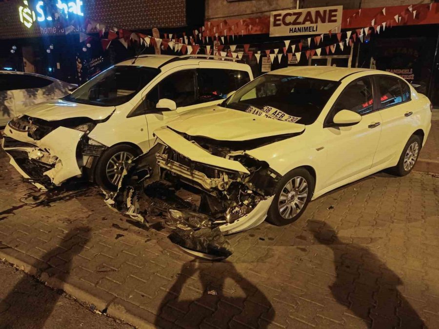 Kontrolden Çıkan Otomobil, Park Halindeki Otomobillere Çarpıp Yan Yattı