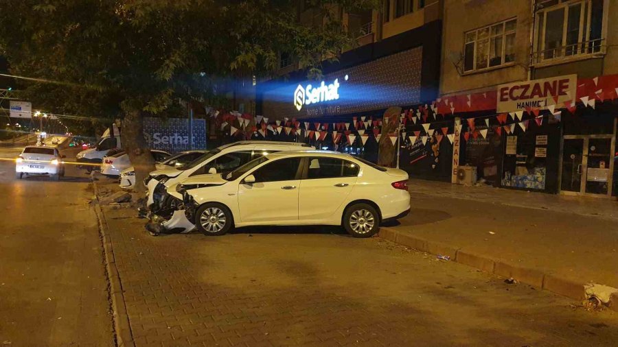 Kontrolden Çıkan Otomobil, Park Halindeki Otomobillere Çarpıp Yan Yattı