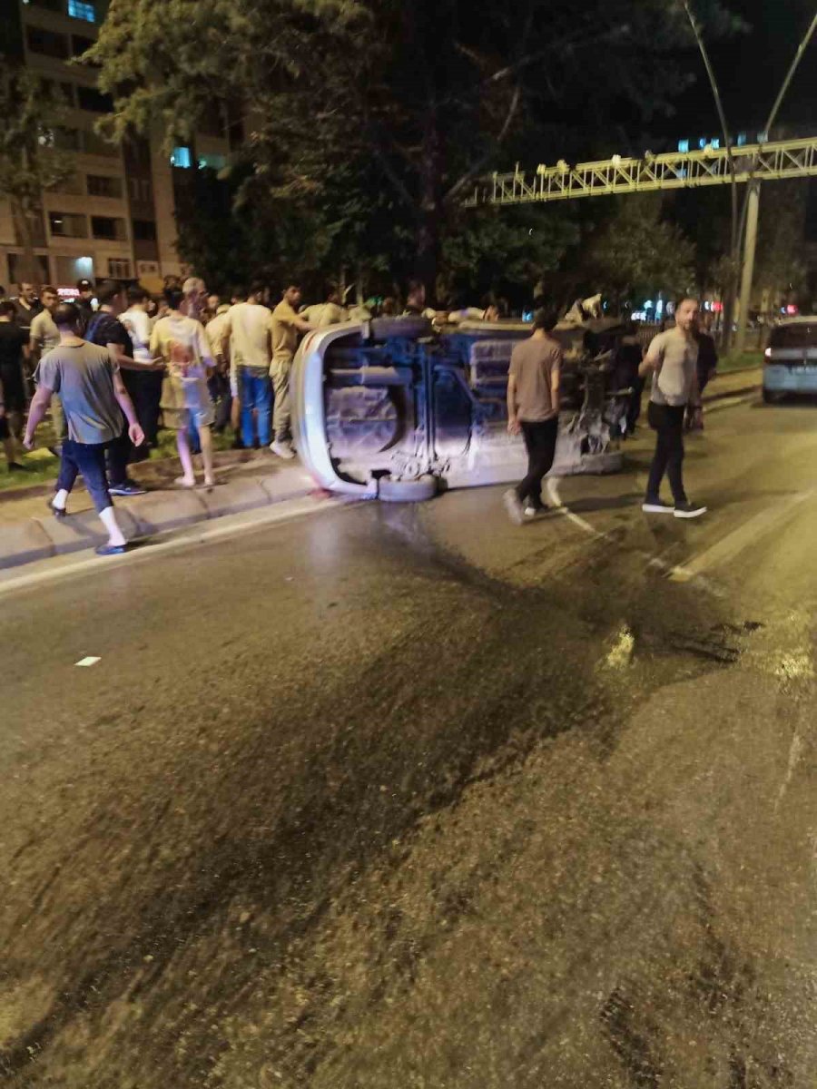 Kontrolden Çıkan Otomobil, Park Halindeki Otomobillere Çarpıp Yan Yattı