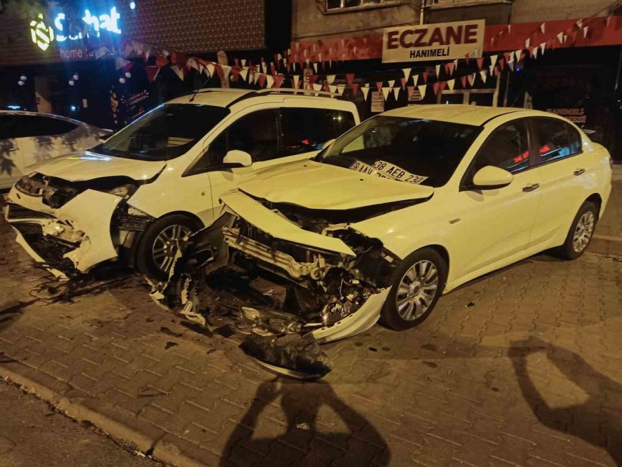 Kontrolden Çıkan Otomobil, Park Halindeki Otomobillere Çarpıp Yan Yattı