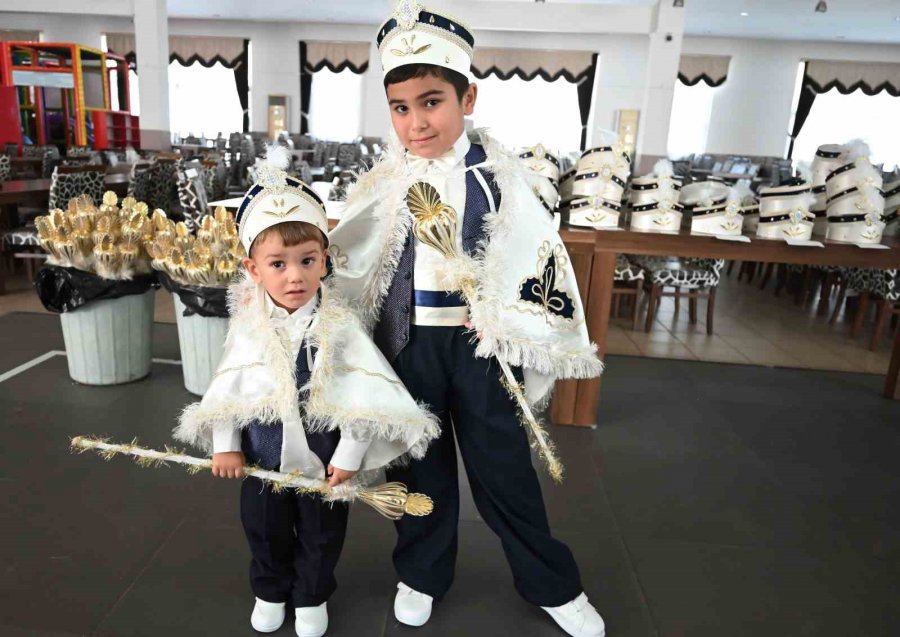 Kemer’de Sünnet Çocuklarının Kıyafetleri Dağıtılıyor
