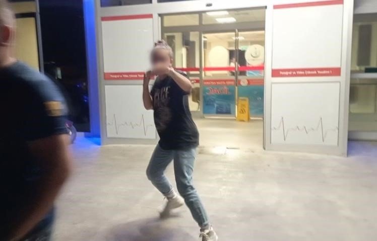 14 Yaşındaki Kız Dedesini Bıçakladı, Yakalanınca Savunması Şaşırttı