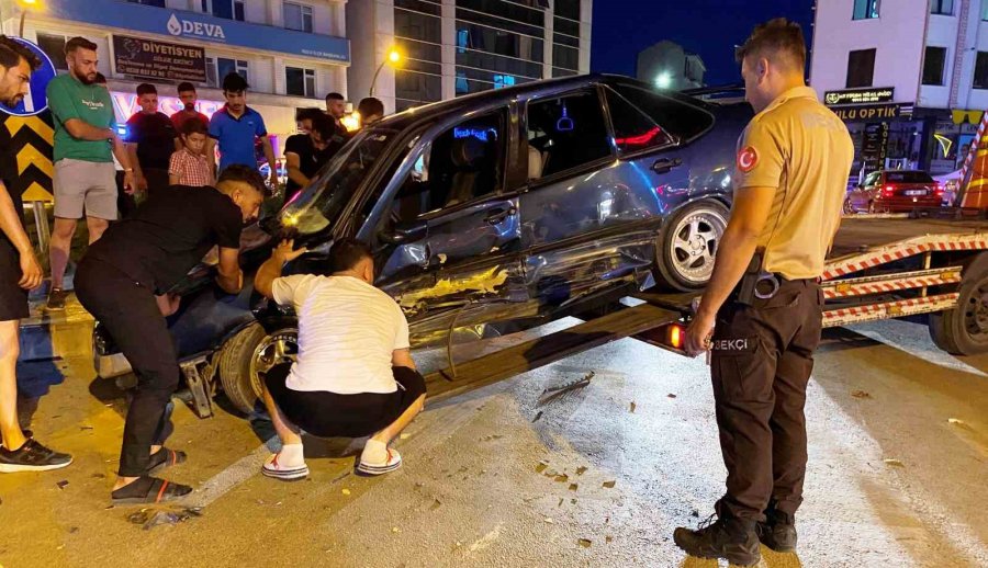 Kavşakta Otomobiller Çarpıştı: 2 Yaralı